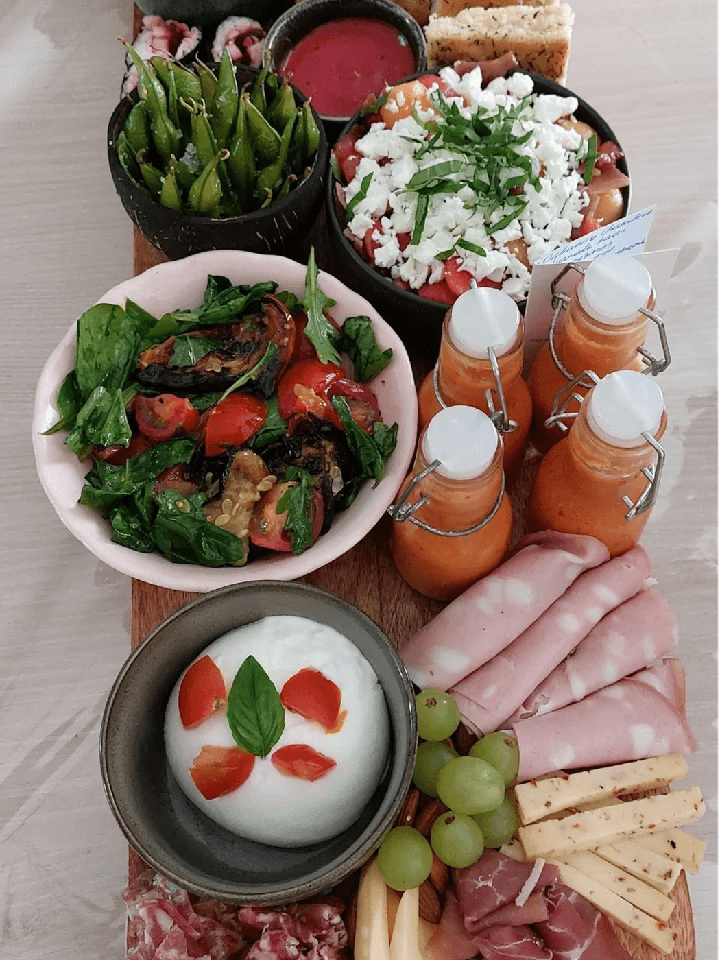 Aperoplank met kazen, charcuterie, wraps, dips en broodstengels